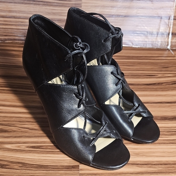 Via Spiga | black leather lace up heels - Picture 8 of 8